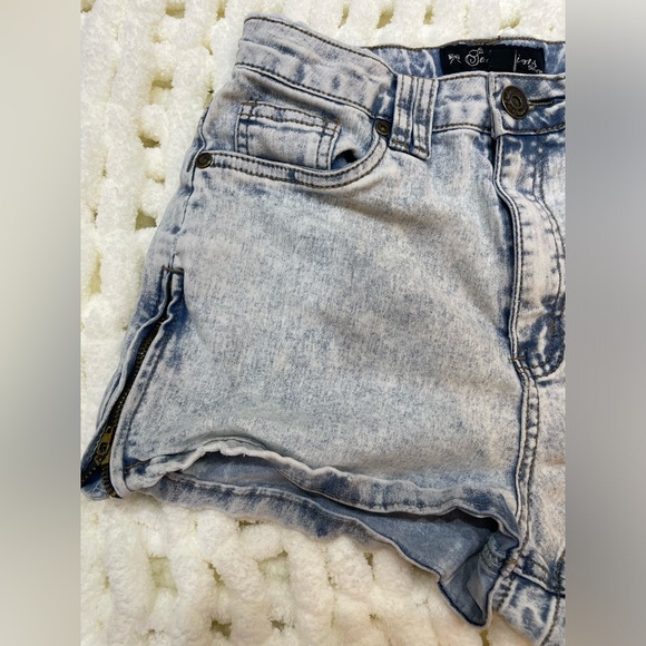 SEDUCTIONS by SIRENS Short jean style shorts Size 3 - Picture 3 of 7